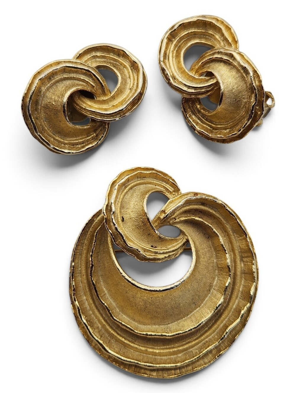 Vintage Gold Tone Textured Swirl Brooch & Earrings Jewelry Set By Capri